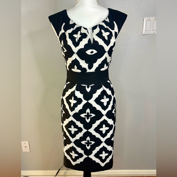 🖤 NWT - London Times Black & White Print Sheath Dress Size 8 - Picture 1 of 6